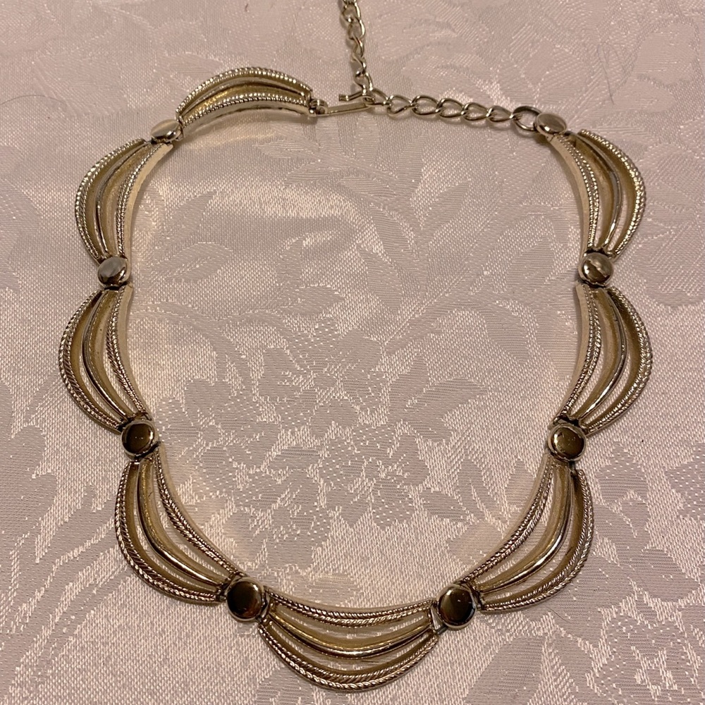 REDUCED Creative necklace design  lays nicely 12-14”